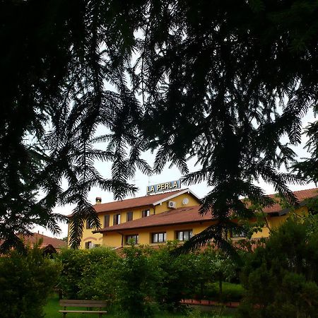 Hotel Ristorante La Perla Varallo Pombia Bagian luar foto