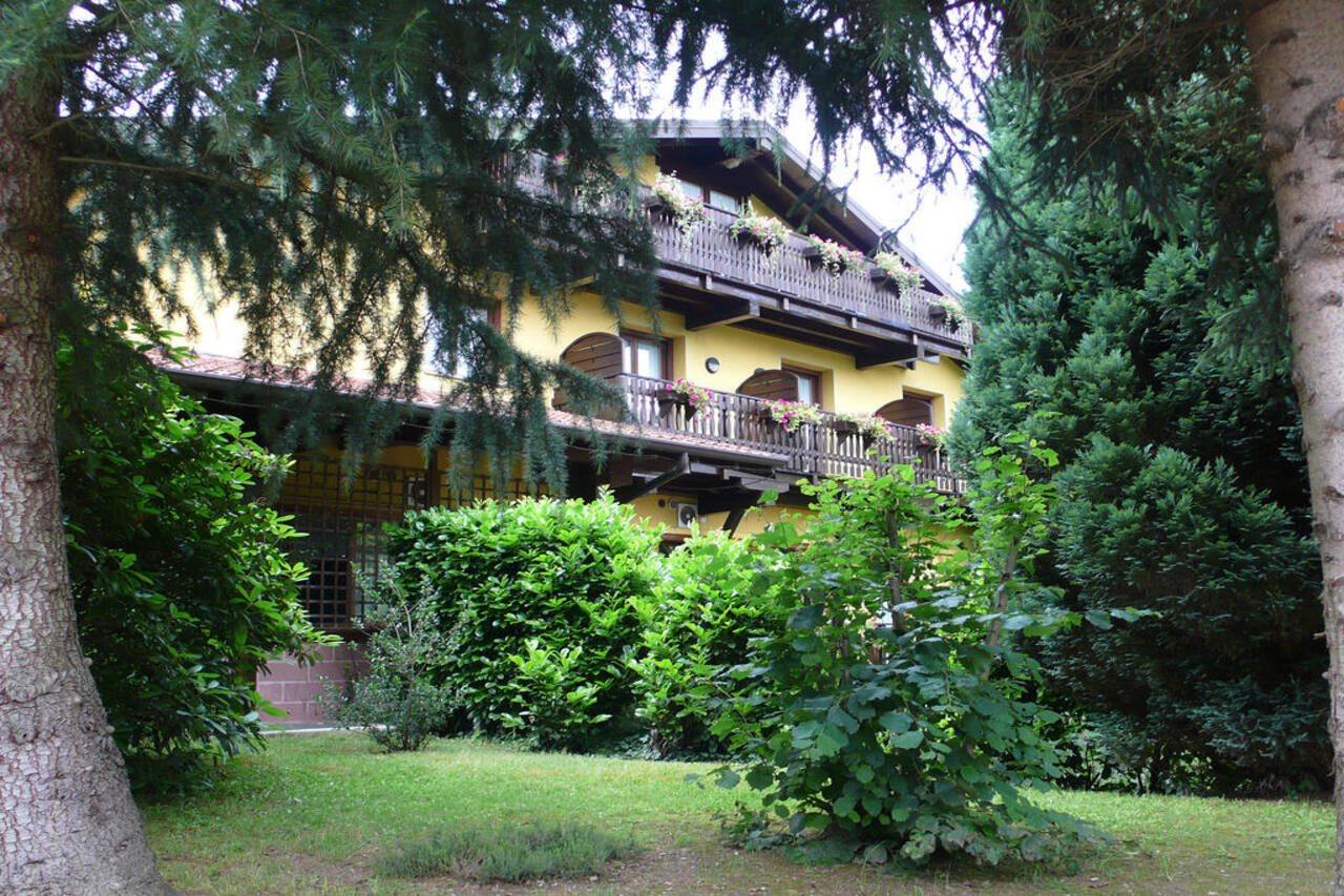 Hotel Ristorante La Perla Varallo Pombia Bagian luar foto