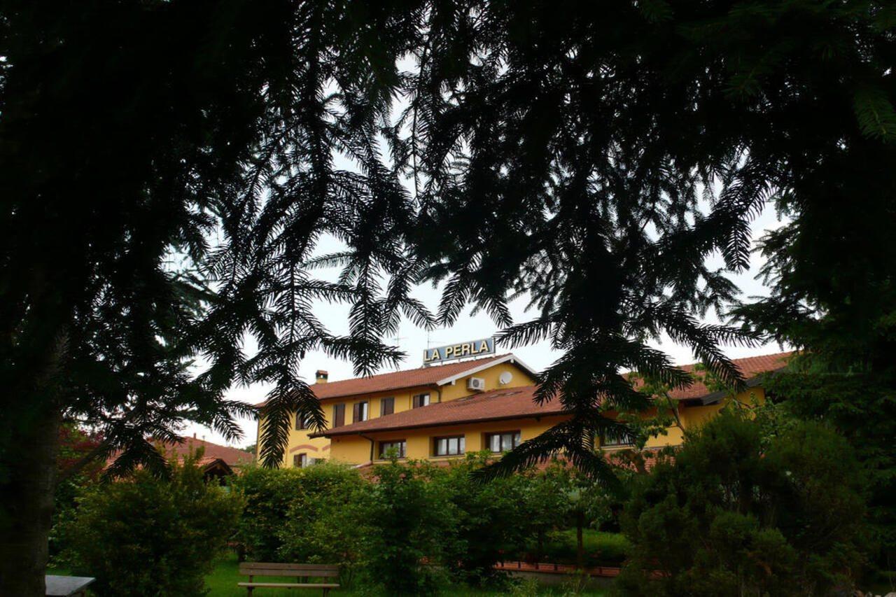 Hotel Ristorante La Perla Varallo Pombia Bagian luar foto