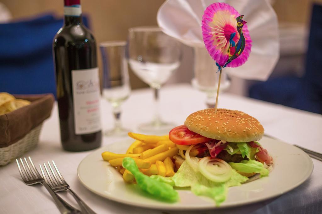 Hotel Ristorante La Perla Varallo Pombia Bagian luar foto