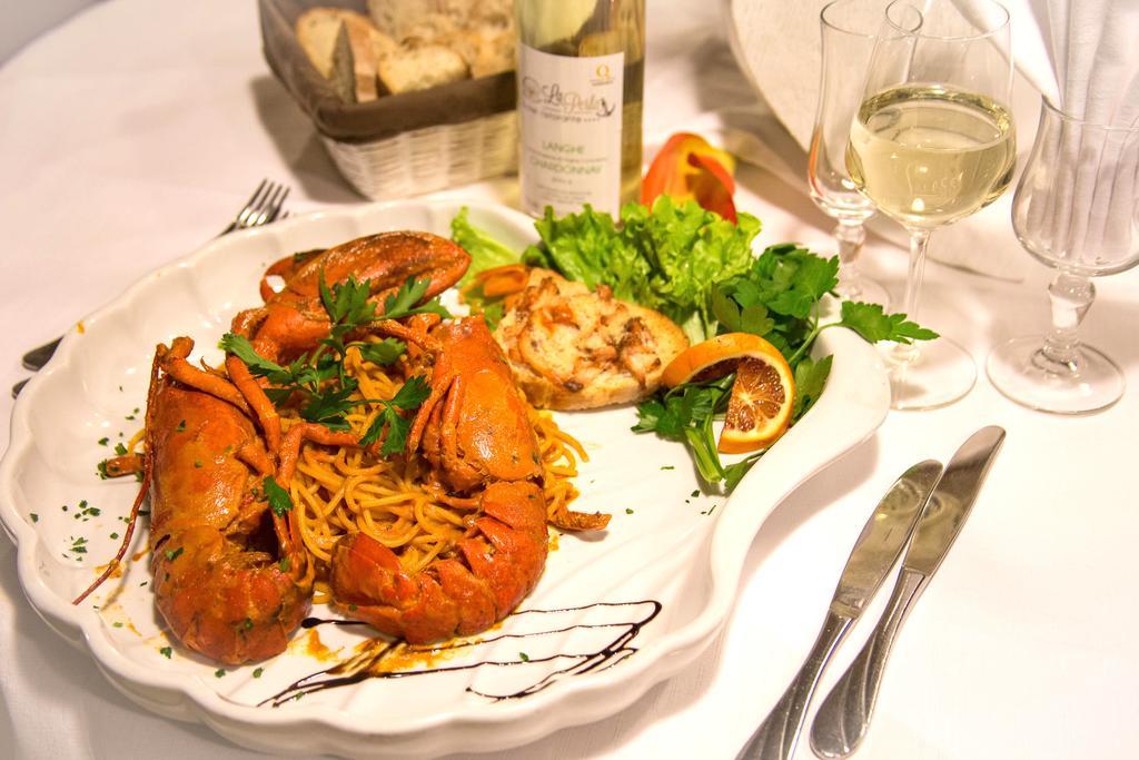 Hotel Ristorante La Perla Varallo Pombia Bagian luar foto