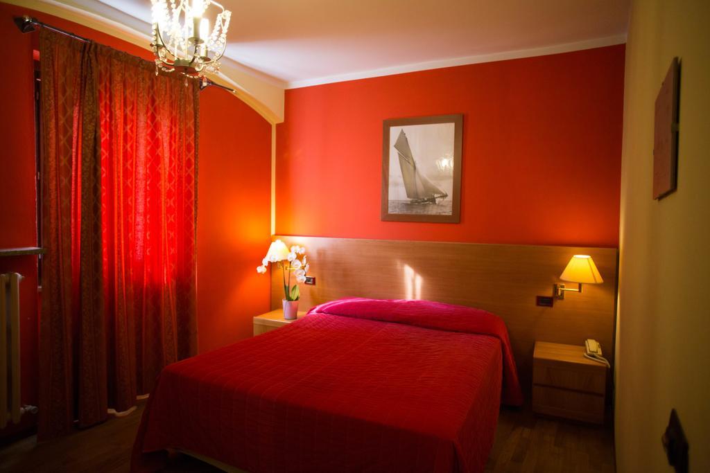 Hotel Ristorante La Perla Varallo Pombia Bagian luar foto