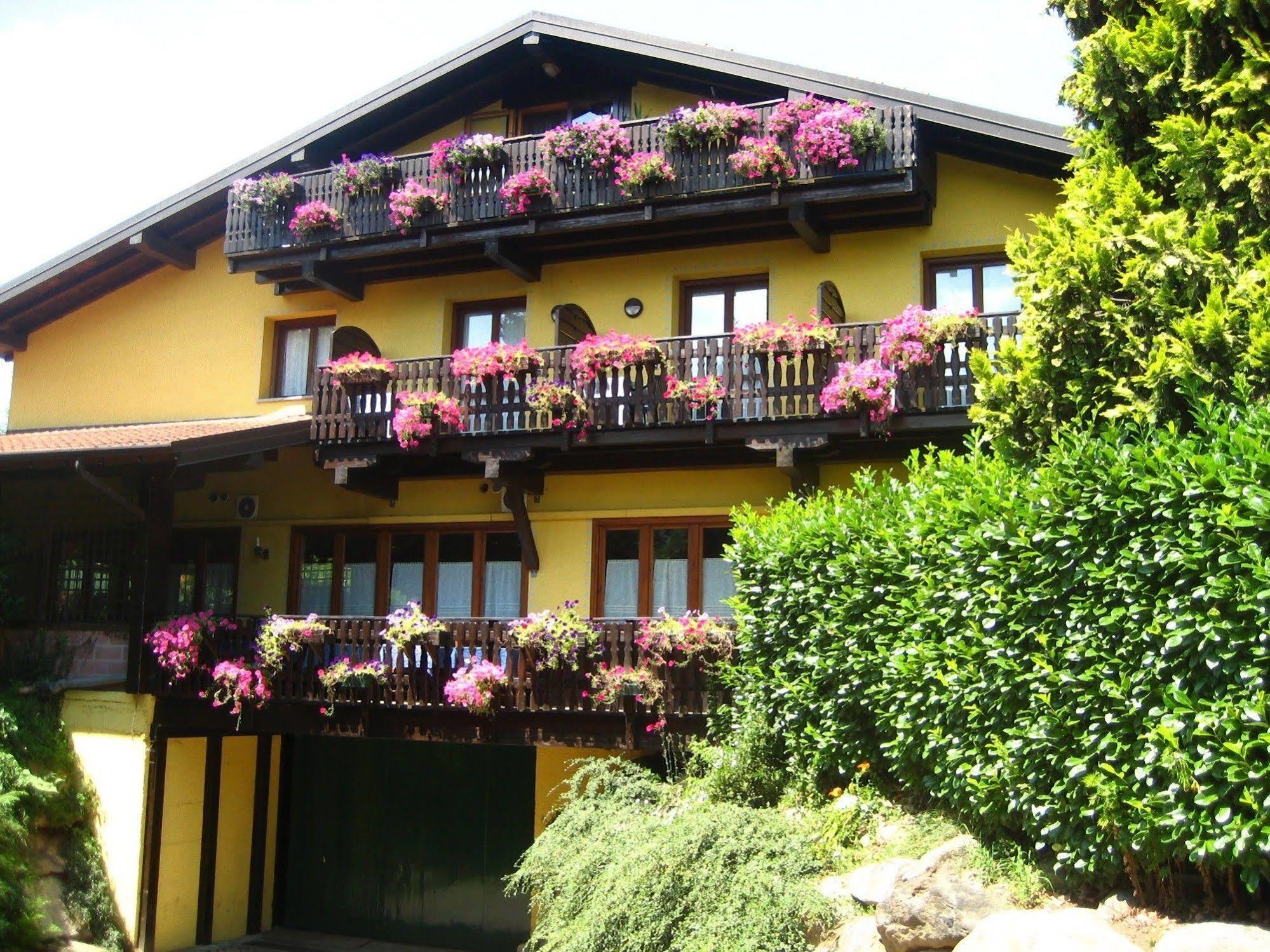 Hotel Ristorante La Perla Varallo Pombia Bagian luar foto