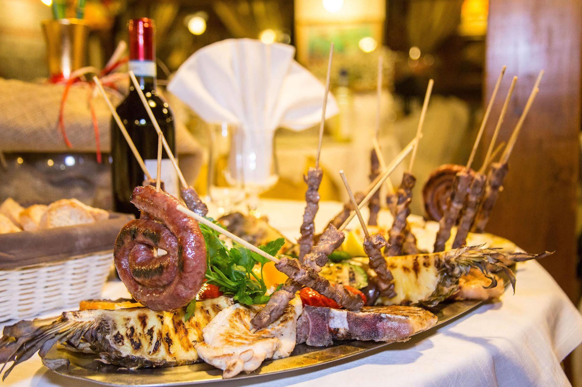 Hotel Ristorante La Perla Varallo Pombia Bagian luar foto
