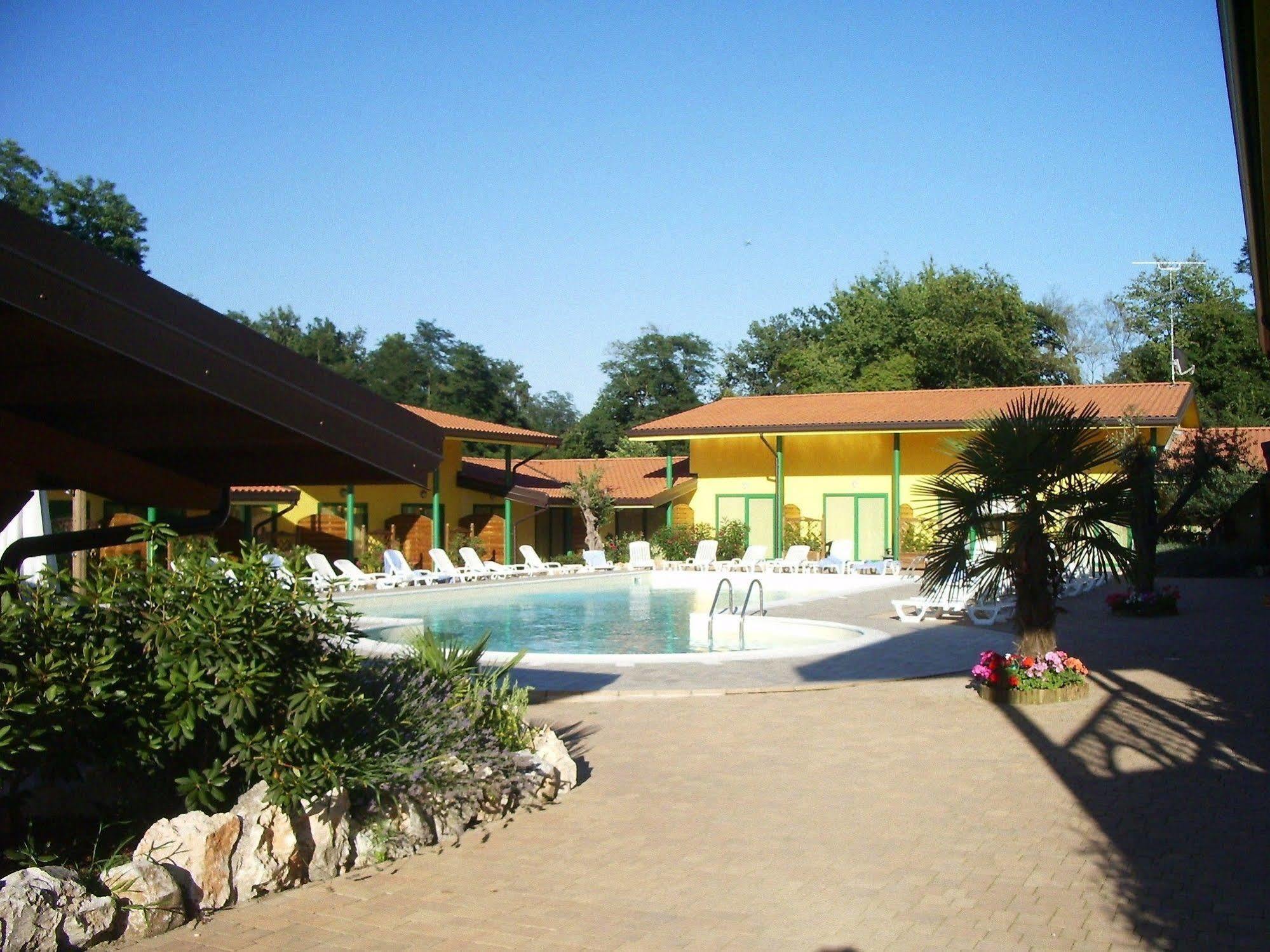 Hotel Ristorante La Perla Varallo Pombia Bagian luar foto