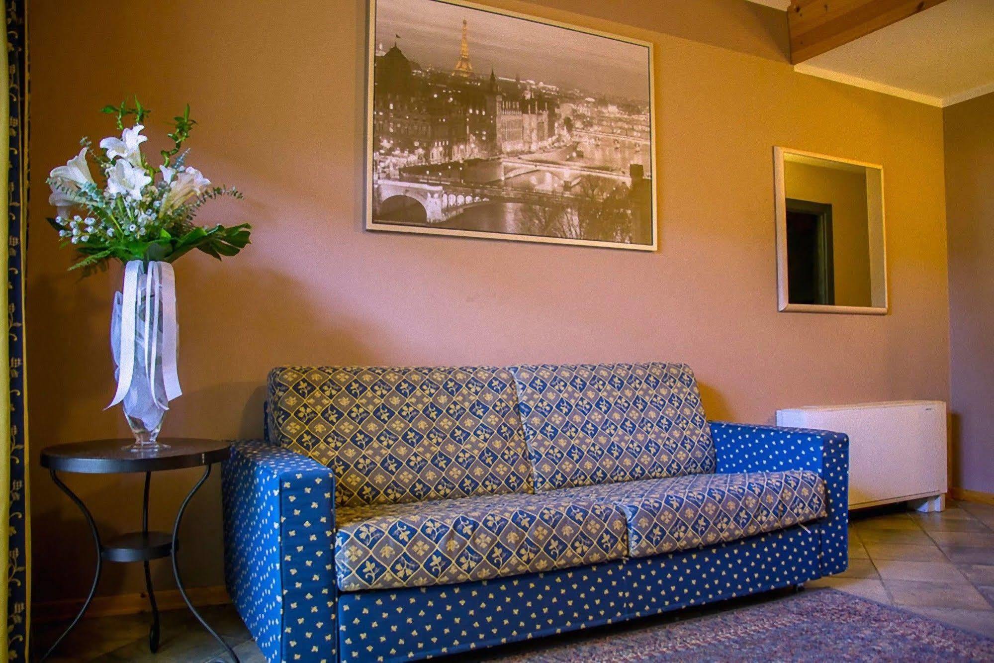 Hotel Ristorante La Perla Varallo Pombia Bagian luar foto
