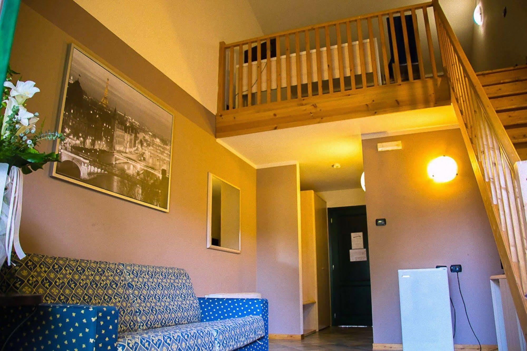 Hotel Ristorante La Perla Varallo Pombia Bagian luar foto