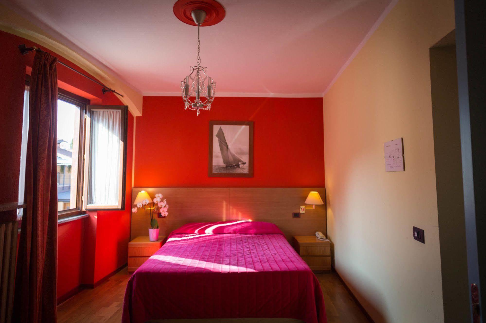 Hotel Ristorante La Perla Varallo Pombia Bagian luar foto