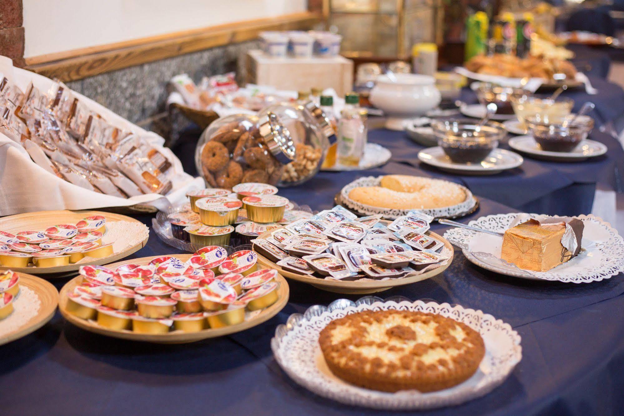 Hotel Ristorante La Perla Varallo Pombia Bagian luar foto