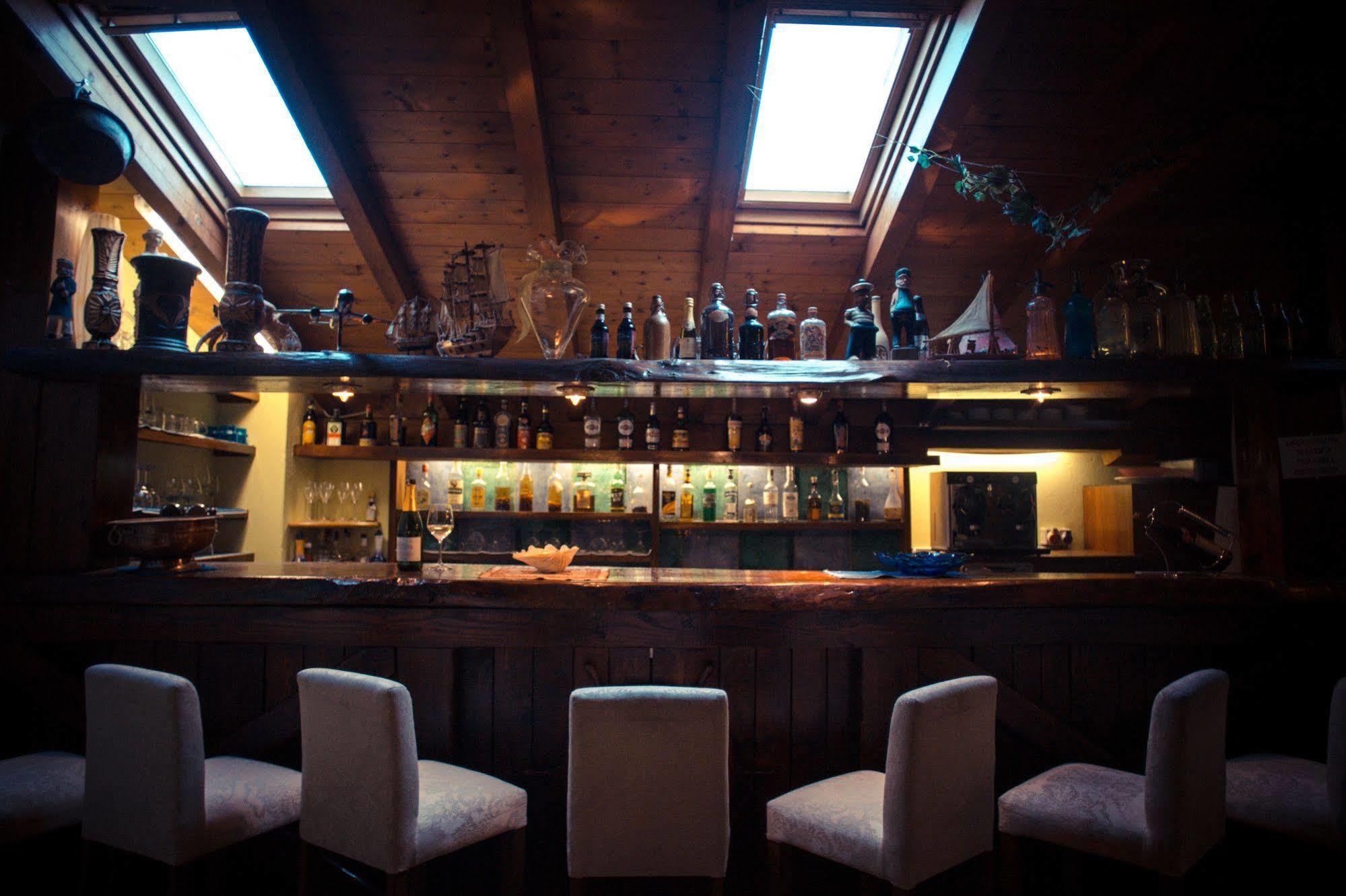 Hotel Ristorante La Perla Varallo Pombia Bagian luar foto