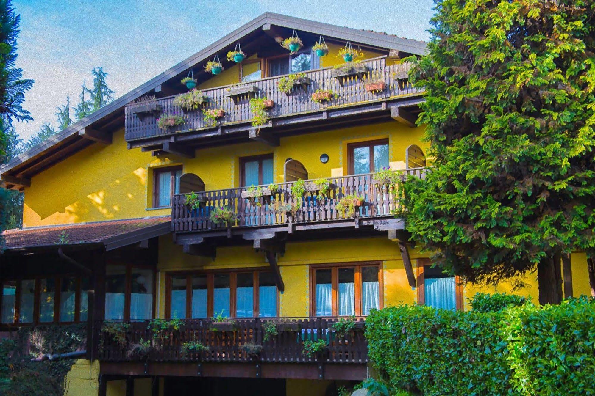 Hotel Ristorante La Perla Varallo Pombia Bagian luar foto