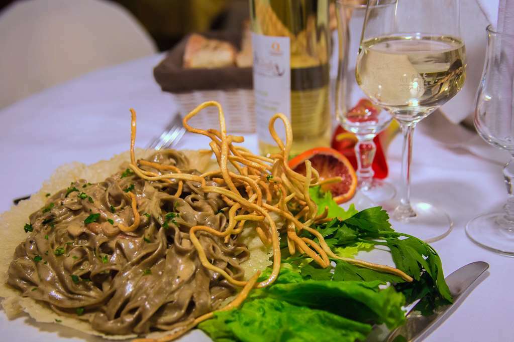 Hotel Ristorante La Perla Varallo Pombia Restoran foto