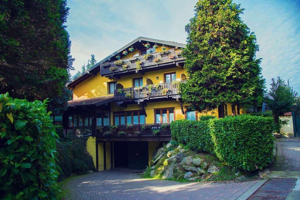 Hotel Ristorante La Perla Varallo Pombia Bagian luar foto