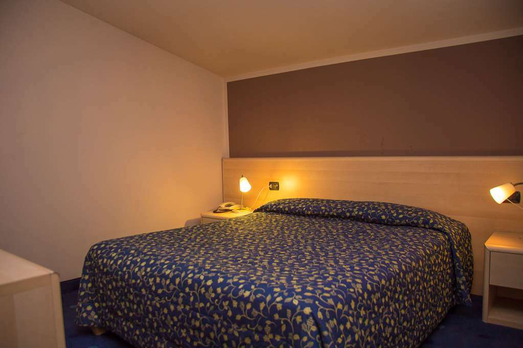 Hotel Ristorante La Perla Varallo Pombia Ruang foto